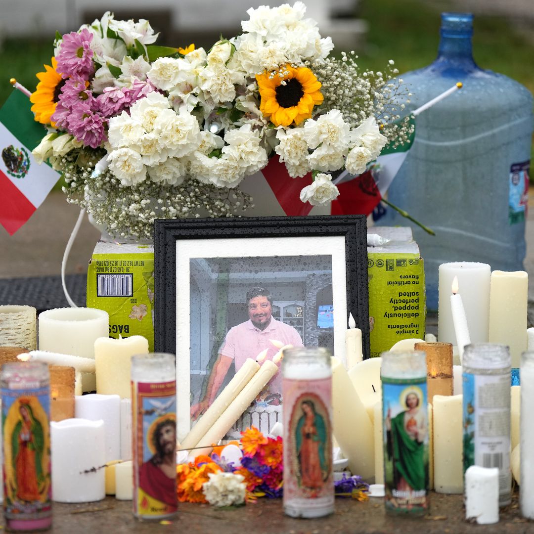 Un monumento conmemorativo en el lugar donde Lorenzo Salgado Araujo fue asesinado. Foto: AP